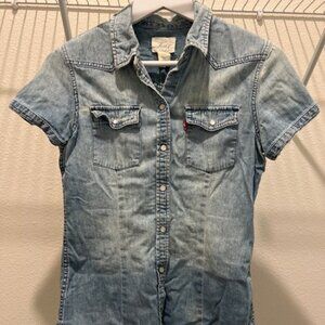 Woman’s Levi’s Western Vintage Denim Button Down Shirt Size XS